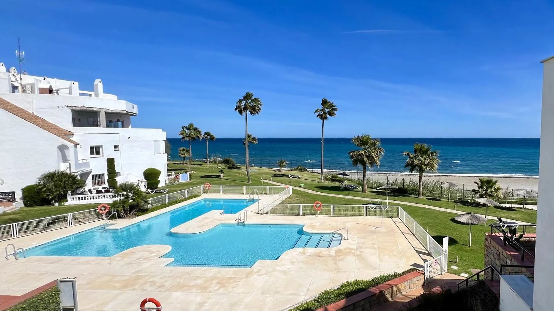 Sunrise Beach Front - Casares Del Mar アパート